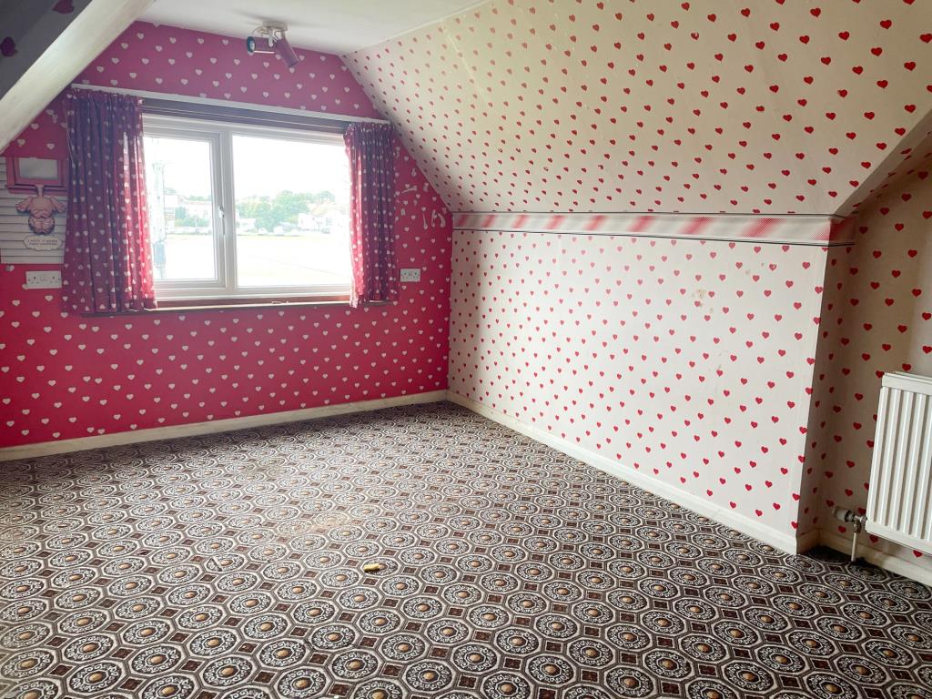 Lot: 111 - THREE STOREY HOUSE FOR IMPROVEMENT -